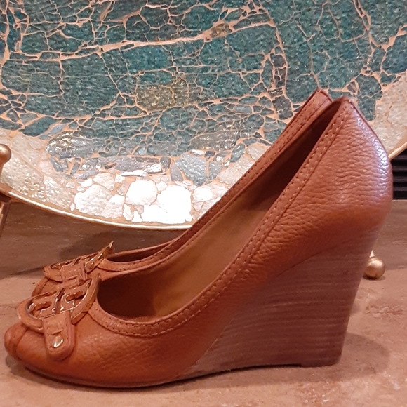 Tory Burch leather "Amanda" peep toe logo wedges - Picture 4 of 14